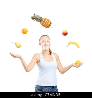 Hübsche Frau Jonglage Früchte lächelnd Stockfoto