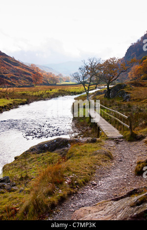 Uferpromenade im Borrowdale valley.upright format.copy Raum. Stockfoto