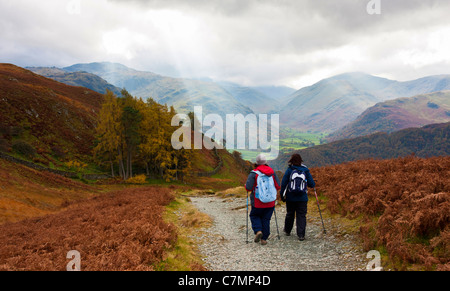 zwei weibliche Wanderer zu Fuß hinunter ins Tal Borrowdale. Stockfoto