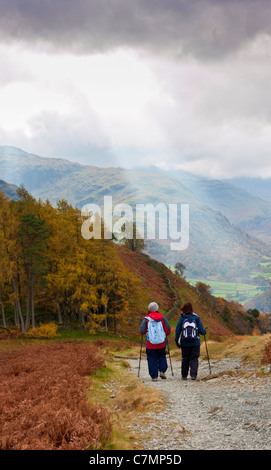 zwei weibliche Wanderer zu Fuß hinunter in den Borrowdale valley.upright format.copy Raum. Stockfoto