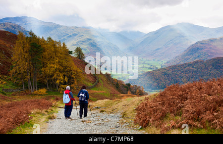 zwei weibliche Wanderer zu Fuß hinunter in den Borrowdale valley.landscape format.copy Raum. Stockfoto