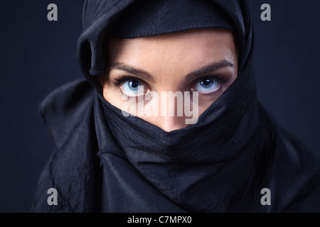 Die Frau in einer schwarzen Tagesdecke. Stockfoto