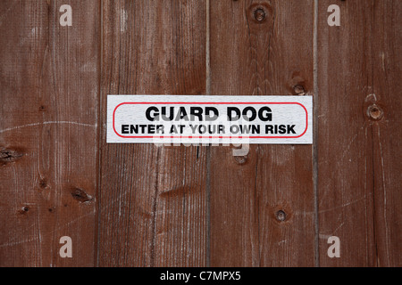 Hund-Schild an einer Tür zu schützen. Stockfoto