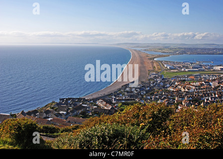 von der Anhöhe in Portland Blick hinunter auf Chiswell und nach Westen entlang "Chesil Beach" Stockfoto