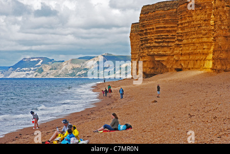 Strand und Klippen bei Burton Bradstock Dorset England zeigt horizontale Streifen Rock Dorset Klippen und "Golden Cap" in Ferne Stockfoto