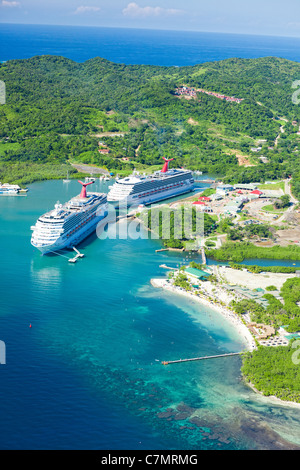 Zwei Kreuzfahrtschiffe im Hafen von Mahogany Bay auf der Insel Roatan angedockt Stockfoto