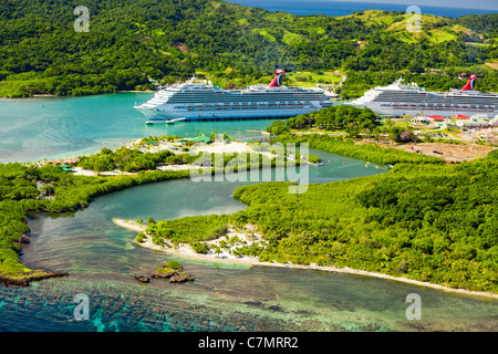 Zwei Kreuzfahrtschiffe im Hafen von Mahogany Bay auf der Insel Roatan angedockt Stockfoto