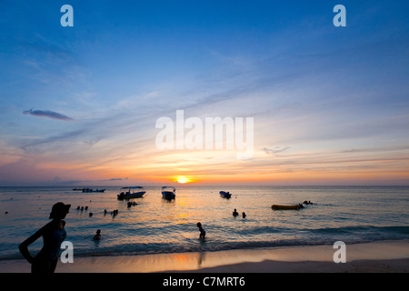 Sonnenuntergang auf Roatan West Bay Beach Stockfoto