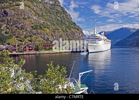 Fred Olsen cruise Liner von Boudicca am Pier in der norwegischen Dorf Flåm am Südende des Aurlandsfjorden festgemacht Stockfoto