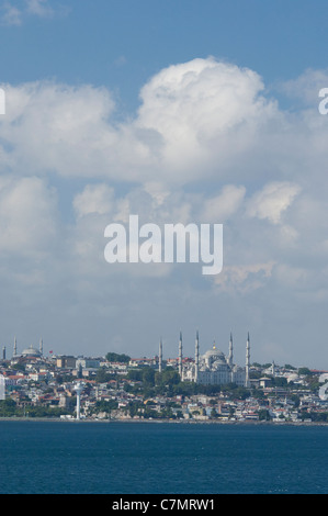 Türkei, Istanbul. Ansichten der Haghia Sophia, blaue Moschee und Istanbul aus dem Marmarameer vor dem Betreten der Bosporus-Meerenge. Stockfoto