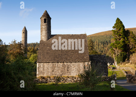 Irland, Co. Wicklow, Glendalough, historische Stätte monastischen, Küche und Rundturm Stockfoto