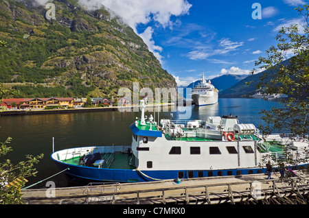 Fred Olsen cruise Liner von Boudicca am Pier in der norwegischen Dorf Flåm am Südende des Aurlandsfjorden festgemacht Stockfoto