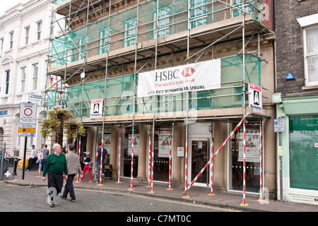 HSBC Niederlassung in Bury St Edmunds, Suffolk mit Gerüst aber wie gewohnt geöffnet.  September 2011. Stockfoto