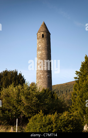 Irland, Co. Wicklow, Glendalough, historische Stätte monastischen Rundturm als Verteidigung gegen Viking Angriff Stockfoto