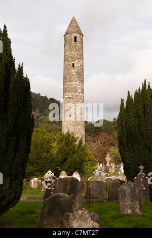 Irland, Co. Wicklow, Glendalough, historische Stätte monastischen Rundturm als Verteidigung gegen Viking Angriff Stockfoto