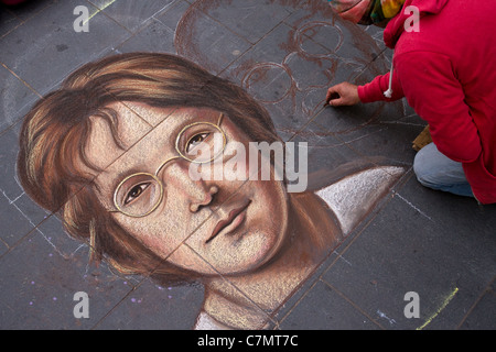 John Lennon, The beatles, Fab Four Sketch bei der James William Carling International Pavement Art, Trompe-l'œil Kreidezeichnungen auf Straßenbelägen Wettbewerb, Bold Street Festival, Liverpool, Großbritannien Stockfoto