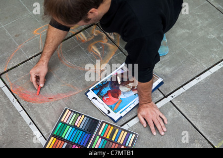 Kreidezeichnungen auf plasterungsoberflächen, Sidewalk chalk Kunst, Schablonen, Pastell Kunst, Künstler, Gemälde, die James William Carling Internationale Pflaster Kunst Wettbewerb, Bold Street Festival, Liverpool, Großbritannien 2011 Stockfoto