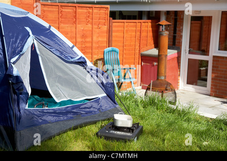 kleine Kuppelzelt camping im Garten eines Hauses Bungalows im Vereinigten Königreich Stockfoto