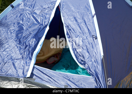 Tür offen gelassen, auf einer kleinen Kuppel-Zelt Stockfoto