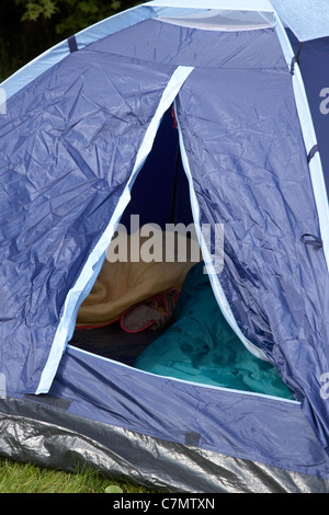 Tür offen gelassen, auf einer kleinen Kuppel-Zelt Stockfoto