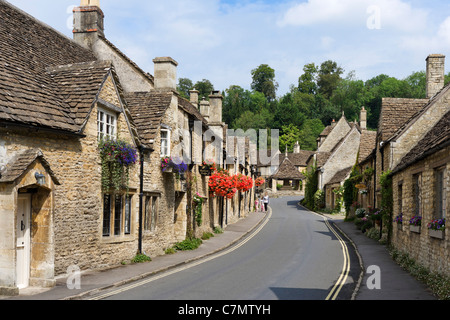 Sehen Sie die Hauptstraße entlang in das malerische Dorf von Castle Combe, Wiltshire, England, UK
