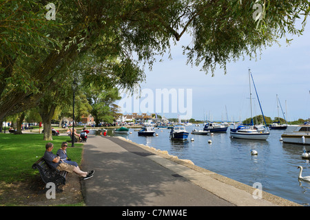 Boote auf dem Fluss Stour an Stadt Kai, Christchurch, Dorset, England, Vereinigtes Königreich Stockfoto