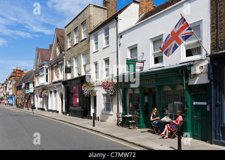 Café und Geschäfte auf der High Street in der Stadt-Zentrum, Eton, Berkshire, England, UK Stockfoto