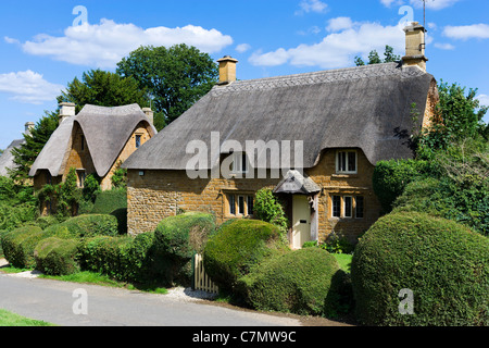 Strohgedeckten Hütten in Cotswold Dorf große Tew, Oxfordshire, England, Großbritannien Stockfoto