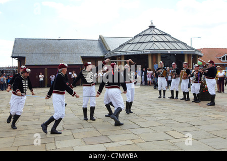 Morris Dancers tanzen in Whitby Stockfoto