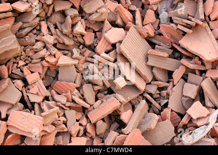 Schutt bestehend aus roten Ziegelbruch in einem alten Gebäude abgerissen. Stockfoto