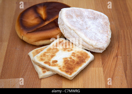 irische Soda Kartoffelbrot bekannt als Natron und Kartoffel Farls und große Muffin Scone Laib aus Nordirland Stockfoto