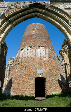 Ruinen der St. Benets Abbey und Windmühle neben dem Fluss Bure auf den Norfolk Broads Stockfoto