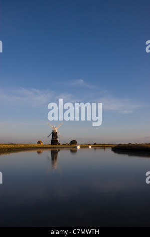 Blick über den ruhigen Gewässern des Flusses Yare in Richtung Berney Arme Windpumpe auf den Norfolk Broads Stockfoto