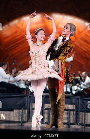 Das Boston Ballet führt mit dem Boston-Sehenswürdigkeiten-Orchester auf der Hatch Shell an der Esplanade in Boston, Massachusetts Stockfoto