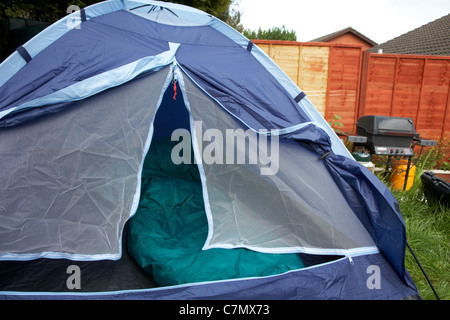 vordere Tür offen gelassen, auf einer kleinen Kuppelzelt aufgeschlagen im Garten des Hauses in Großbritannien Stockfoto