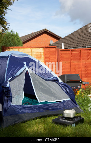 vordere Tür offen gelassen, auf einer kleinen Kuppelzelt aufgeschlagen im Garten des Hauses in Großbritannien Stockfoto