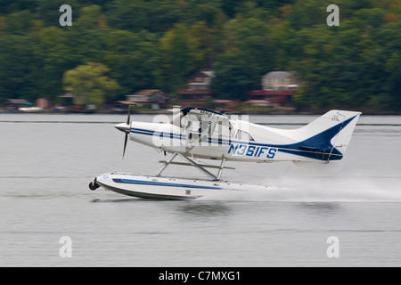 Wasserflugzeug landen auf Keuka Lake auf Hammondsport New York Wasserflugzeug Heimkehr gesponsert von Glenn Curtis Museum Stockfoto