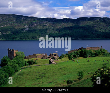 Urquhart Castle sitzt neben Loch Ness in Großbritannien Stockfoto