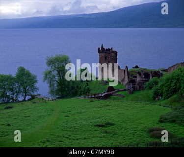 Urquhart Castle sitzt neben Loch Ness in Großbritannien Stockfoto