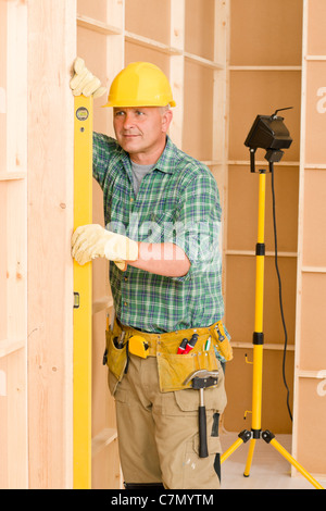 Handyman Reifen Profi mit Wasserwaage arbeiten am Haus Renovierung Stockfoto