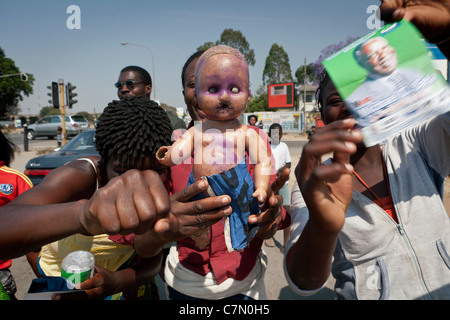 Jubelnde Fans der neu gewählte Präsident Michael Sata von der Patriotischen Front auf den Straßen von Lusaka. Stockfoto