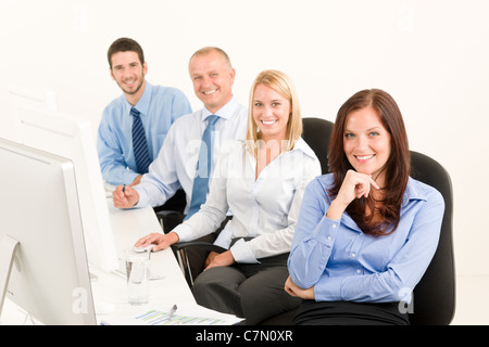 Business Team attraktive Frau sitzen in der Schlange hinter Computertisch Stockfoto