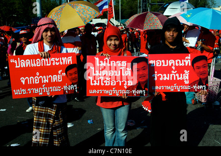 Muslimische rotes Hemd Demonstranten halten Schilder in Thai script w/Foto von Thaksin Shinawatra, rotes Hemd Protest, Bangkok, Thailand. Credit: Kraig Lieb Stockfoto