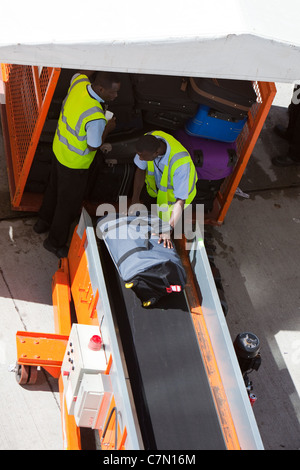 Laden von Passagiergepäck auf Kreuzfahrt Ship.Port of Southampton England Uk Stockfoto