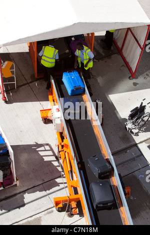 Laden von Passagiergepäck auf Kreuzfahrt Ship.Port of Southampton England Uk Stockfoto