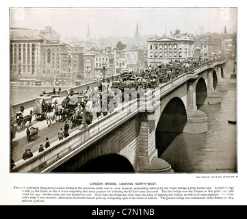 London Brücke, auf der Suche nach Nordwesten, 1897 viktorianischen Foto des Wildbaches Verkehr Übergang über den Fluss Themse Stockfoto