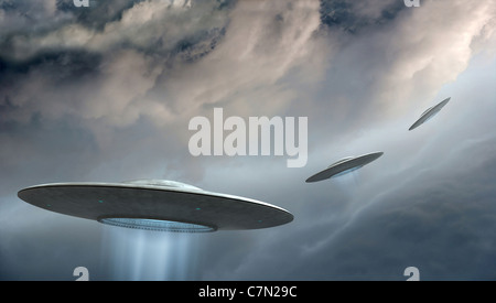 3D Render von fliegenden Untertassen auf dramatische Wolken-Hintergrund Stockfoto