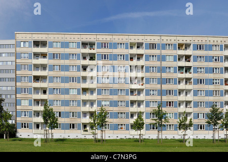 Vorgefertigte Hochhäuser, sozialer Wohnungsbau, Symmetrie, wohnen, Immobilien, Dresden, Freistaat Sachsen, Deutschland, Europa Stockfoto