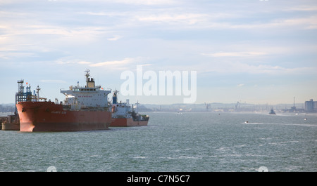 Tanker neben Esso Fawley Liegeplätze. Southampton England UK Stockfoto