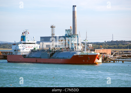 Lng-Tanker neben Esso Fawley Schlafplätze. Southampton Englands GROSSBRITANNIEN. Kendal. Chemische und Produkt Tanker Stockfoto